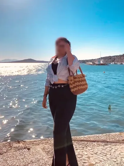 Larissa, 26